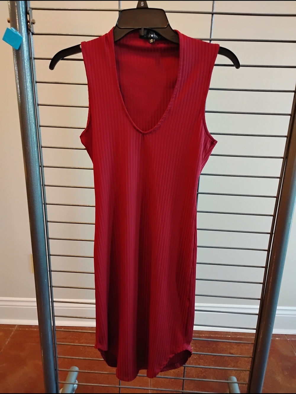 Derek‎ Heart Ribbed V-Neck Sleeveless Midi Dress in Burgundy